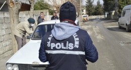 Otomobilin içindeki müzik sistemini çaldılar