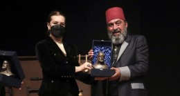 Yenilmez ‘Usta’ isimli oyunuyla DEÜ sahnesindeydi