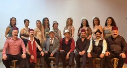 İzmir Aşkına, 80 kişi sahnede