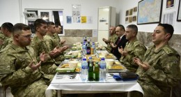 Kilis valisi Soytürk, sınır hattında Mehmetçikle iftar yaptı