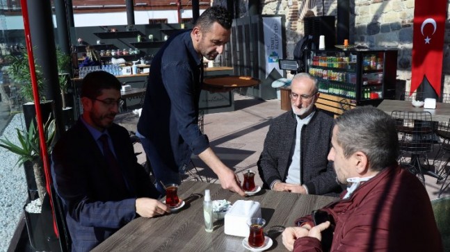 Şehr-i İzmit Kafe’de her Cuma çıkışı cemaate ücretsiz çay