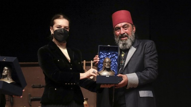 Yenilmez ‘Usta’ isimli oyunuyla DEÜ sahnesindeydi