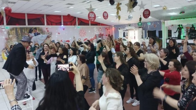 İzmir Karşıyakalı kadınlar eğlenceye doydu