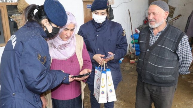 Yozgat’ta kadın astsubaylar çalmadık kapı bırakmıyor