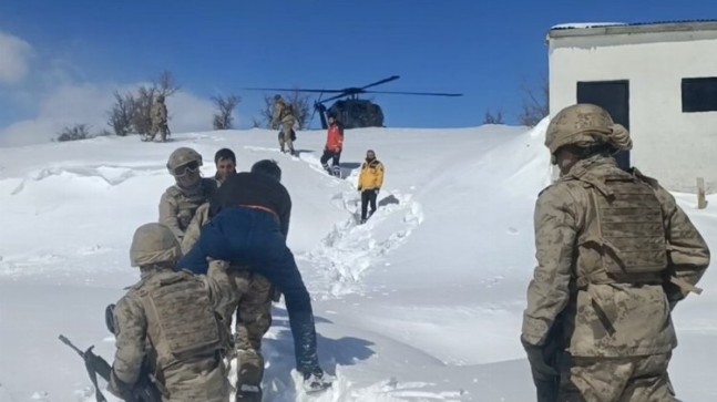 Bingöl’de kanser hastasını sırtında taşıdılar