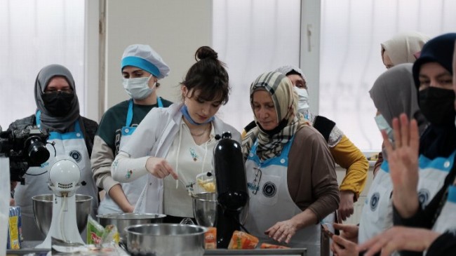 Bursa’da işaret diliyle pasta-yemek yaptılar