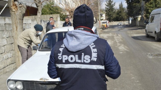 Otomobilin içindeki müzik sistemini çaldılar