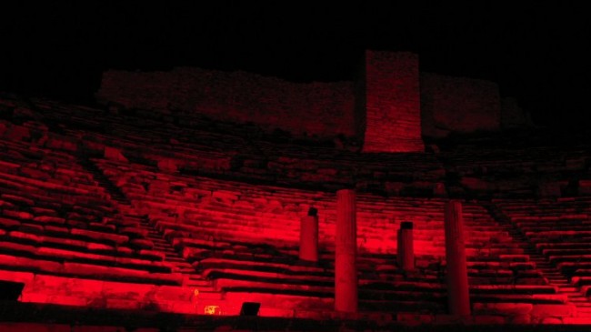 Didim Milet Antik Kenti kırmızıya boyandı