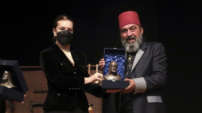 Yenilmez ‘Usta’ isimli oyunuyla DEÜ sahnesindeydi