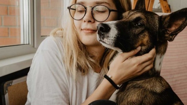 Evde erken yaşta kedi ve köpek beslemek, alerji riskini azaltıyor