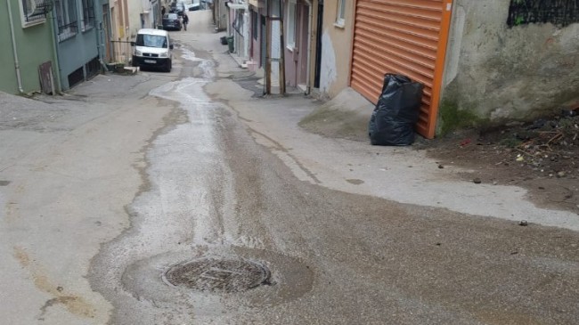 Bursa’nın o mahallesinde binadakiler uzlaşamadı, pislikler sokağa aktı