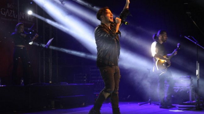 Emre Aydın Gazi Şehirliler için konser verdi