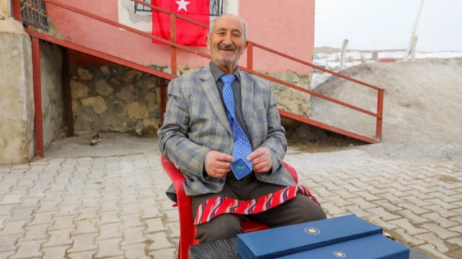 Vanlı kravat tutkununa Cumhurbaşkanlığı’ndan hediye