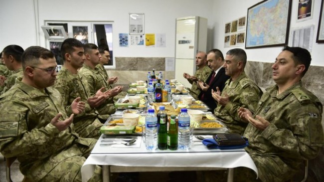 Kilis valisi Soytürk, sınır hattında Mehmetçikle iftar yaptı