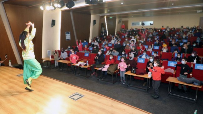 Kayseri Talas’ta çocuklara tiyatro hediyesi